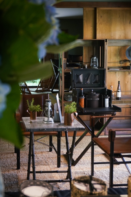 灰色斑馬紋皮革摺疊桌